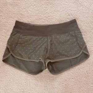 Lululemon Speed Shorts - Night Fall Gator Green
